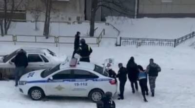 Полицейские два часа уговаривали сдаться мужчину, который застрелил жену под Екатеринбургом - Русская семерка