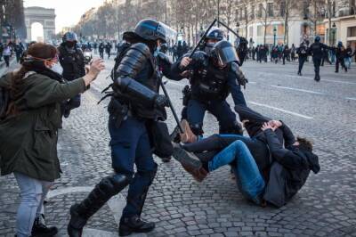 Бронетехника, слезоточивый газ и побои: французская полиция жестоко разгоняет мирные протесты в Париже - Русская семерка