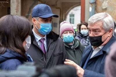 В кепке за 60 тысяч рублей пришел Логвиненко на встречу с жильцами аварийных домов