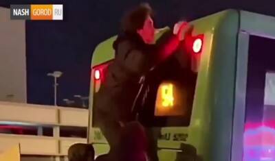Макс Пранкер залез на крышу автобуса в Тюмени и повредил ногу