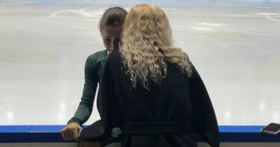Фигуристка Валиева расплакалась на плече у тренера (фото)