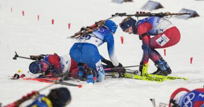 Уносили на руках. Норвежская звезда биатлона упала в обморок за километр до финиша (фото, видео)