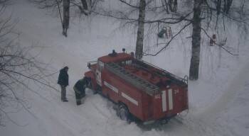 На Вологодчине пожарным пришлось толкать застрявший в снегу автомобиль до места ЧП