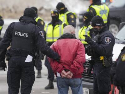 Полиция задержала протестующих, оставшихся у моста на границе США и Канады