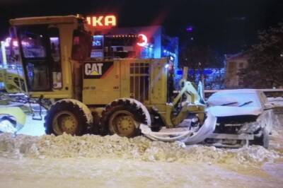 В центре Хабаровска седан врезался в снегоуборщик