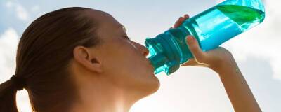 Пластиковые бутылки выделяют в воду более 400 химикатов