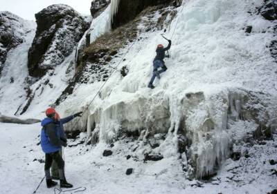 Сахалинские школьники покорили ледопады Тихой бухты