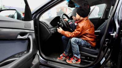 В Госдуме предложили запретить детям садиться за руль
