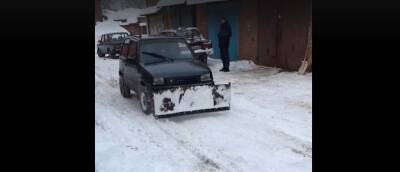 Жители Удмуртии модифицируют автомобили, чтобы чистить снег