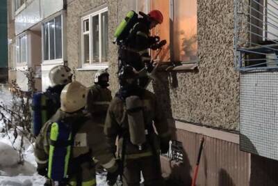 Владимирские спасатели вызволили из горящей квартиры мужчину