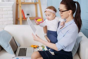 Работающим мамам начнут по-новому начислять пособие по уходу за ребенком
