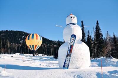 В Шерегеше появился 12-метровый снеговик в поддержку россиян на Олимпиаде в Пекине