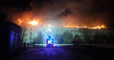 В Киеве полсотни спасателей тушили пожар в гимназии восточных языков (ФОТО, ВИДЕО)