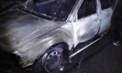 Машина загорелась на дороге в Карелии
