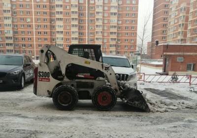 В Октябрьском округе Иркутска усилили работу по вывозу снега с территорий дворов МКД