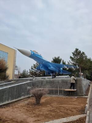 Советский СУ-27 «приземлился» в центре Ташкента