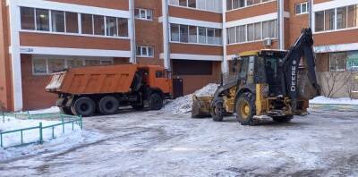 В Свердловском округе Иркутска дворовые территории в выходные убирали 346 дворников