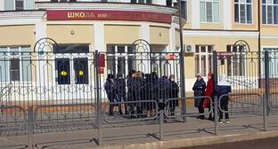 Школьники в Астрахани эвакуированы после сообщения о бомбах