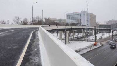 В «новой Москве» водитель Kia врезался в ограждение эстакады и умер
