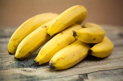 Косметологи из Катара рекомендовали использовать бананы для увлажнения волос и лица