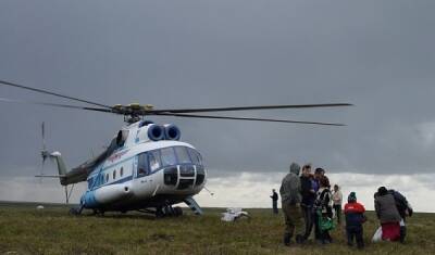 На Ямале вертолет с вахтовиками совершил вынужденную посадку в тундре