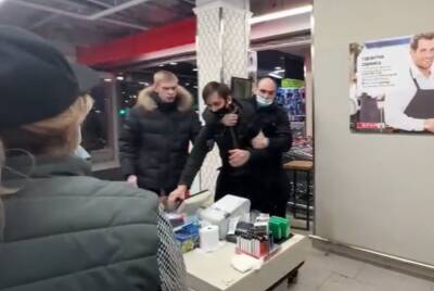 Соцсети: охранник нижегородского магазина подрался с блогером, снимавшим просрочку