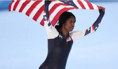 Темнокожая женщина впервые выиграла конькобежные соревнования на Олимпиаде