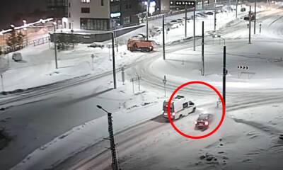 В Петрозаводске автомобилист устроил игру в «шашки» со скорой и врезался в дорожный знак
