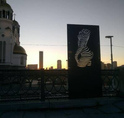 В Екатеринбурге напротив храма появился арт-объект в виде обнаженной девушки