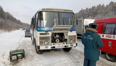 На трассе под Екатеринбургом столкнулся 21 автомобиль. На месте работает МЧС