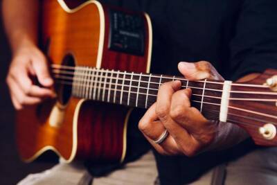 Житель Марий Эл отобрал гитару у иностранного студента