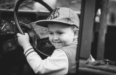Давать детям руль автомобиля предлагают запретить