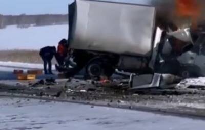 В Челябинской области на трассе два автомобиля «Газель» загорелись после столкновения