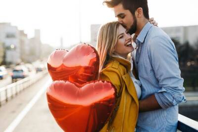 Что дарить второй половинке на День святого Валентина: советы эксперта по этикету