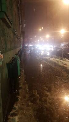 Петербург поплыл: горожане жалуются на затопленные тротуары