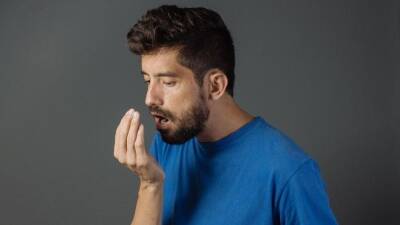 Гастроэнтеролог назвал вызывающие запах изо рта болезни