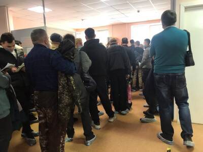 Жители Новосибирска пожаловались на гигантскую очередь за справкой от нарколога