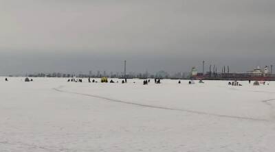 Петербургские рыбаки вышли на подтаявший лед Финского залива