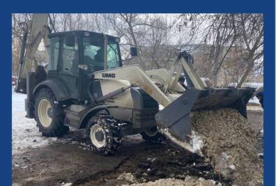 На одной из улиц Тамбова продолжают восстанавливать дорожное покрытие после аварии на теплосетях