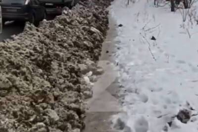 Рязанка показала заваленный снегом тротуар в Дашково-Песочне