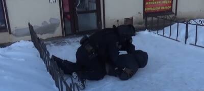 В Петрозаводске полицейские задержали подозреваемого в мошенничестве (ВИДЕО)