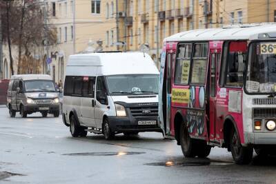 В Челябинске маршрутка столкнулась с легковым автомобилем. Есть пострадавшие