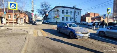 В центре Ростова на пешеходном переходе водитель за рулем BMW сбил девушку