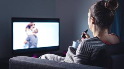 Расстройство, несварение и ожирение: врачи рассказали, почему нельзя есть перед экраном телевизора и смартфона