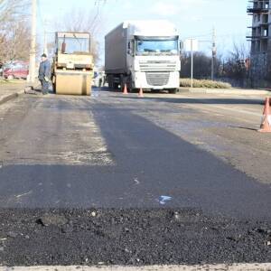 В Запорожье занялись ямочным ремонтом дорог. Фото