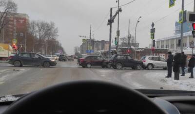 Два внедорожника столкнулись на пересечении Харьковской и Мельникате в Тюмени