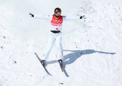 Лыжная акробатика: Китайская спортсменка завоевала золото в драматичной развязке