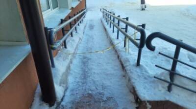 В Пензе в борьбе со снегом у больницы помогают ленты