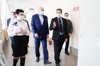 Глава Кузбасса проверил ремонт поликлиники и школы в Берёзовском