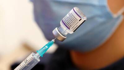 В Израиле объяснили: вакцина против "Омикрона" будет нужна и после пятой волны
